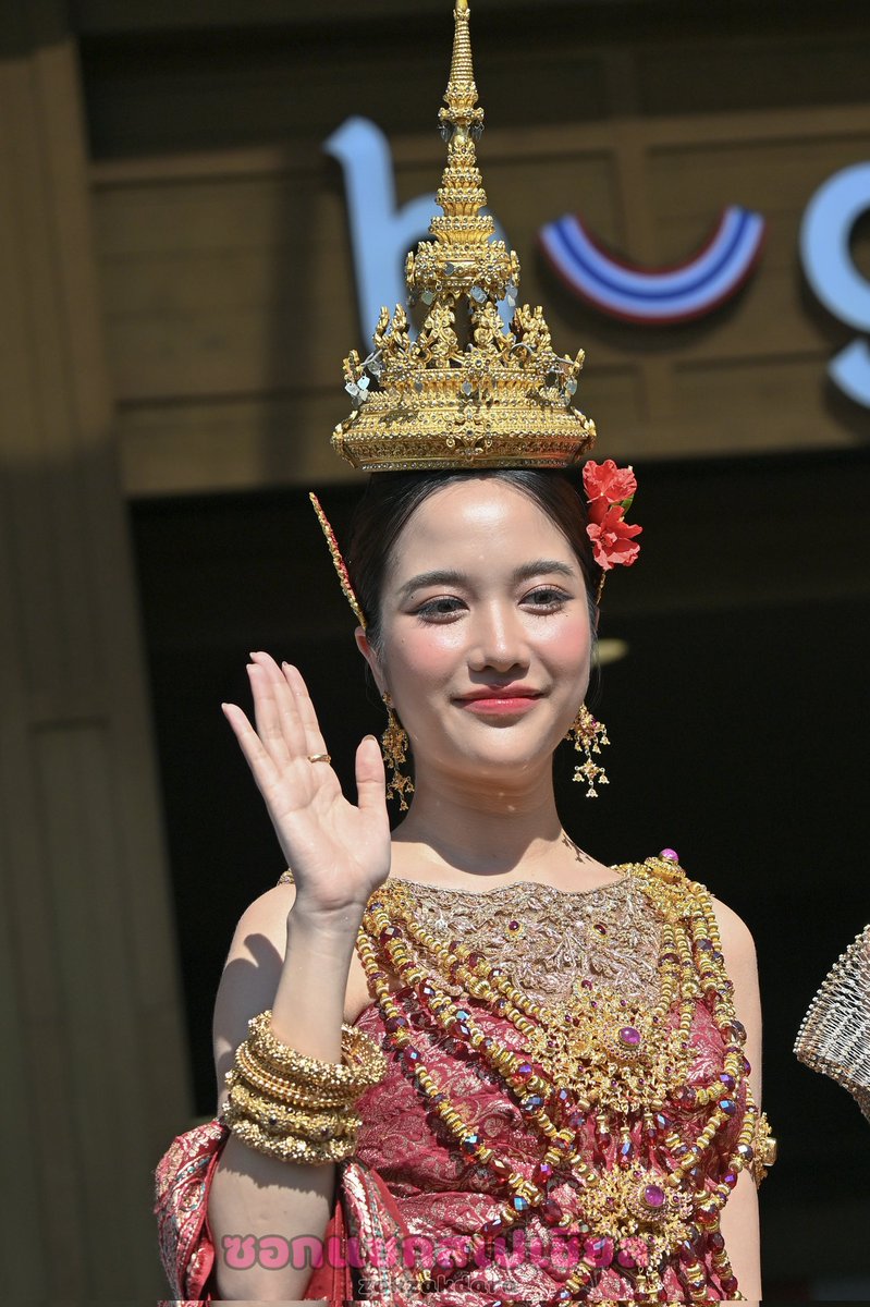 Zokzakdara2's tweet photo. "ฟรีน - เบ็คกี้" ร่วมฉลองสงกรานต์ ในงาน " centralwOrld Songkran Fest 2025 "

FREENBECK SONGKRAN CTW

#SongkranCTWxFB
#CTWSongkranFest2025 
#srchafreen #beckysangels‌ #FreenBecky #ฟรีนเบค https://t.co/GQsWRYSdo4
