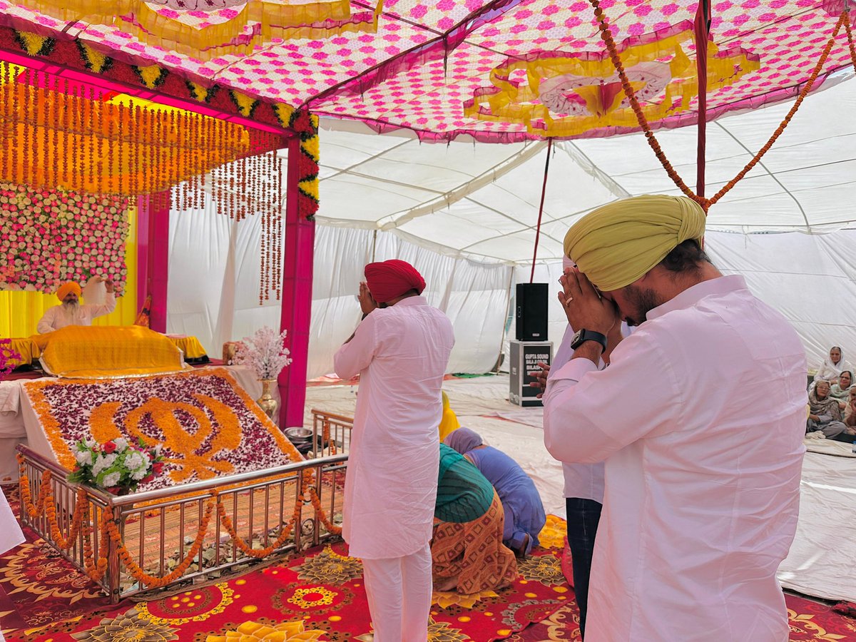 gurkeerataulak1's tweet photo. आज बिलासपुर गुरुद्वारे में माथा टेक कर सभी को वैसाखी के पावन पर्व की शुभकामनाएं दी।

ईश्वर से प्रार्थना है कि खेत-खलिहान हमेशा हरे-भरे रहें, अन्नदाता किसान सुखी और समृद्ध हों, और हम सबका जीवन नई ऊर्जा, चेतना और खुशियों से भर जाए।

#वैसाखी_की_हार्दिक_शुभकामनाएं
#Baisakhi #HarvestFestival #सतनाम_वाहेगुरु