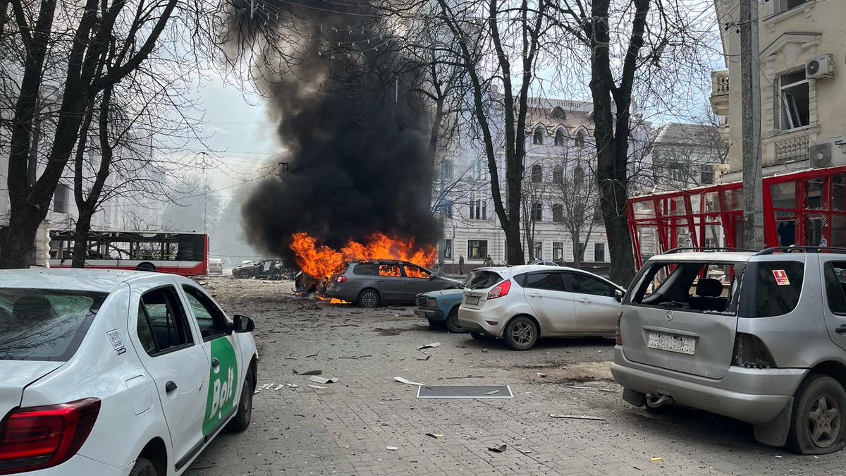 Жахливий удар російської балістики по Сумах. Ворожі ракети вдарили по звичайній міській вулиці, по звичайному життю: будинки, освітні заклади, машини на вулиці… І це в день, коли люди йдуть до церков: Вербна неділя, свято Входу Господнього в Єрусалим.

За попередніми даними,