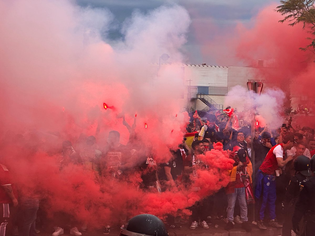Buenos días murcianistas de bien, ayer fue un día increíble, aunque solo sacamos un punto seguimos vivos, lo que sí que no podemos hacer en estas 6 jornadas que quedan es decaer como afición, señores que lo de ayer sea lo mínimo en las 3 finales que quedan. VAMOS OSTIAS! 🔴⚪️