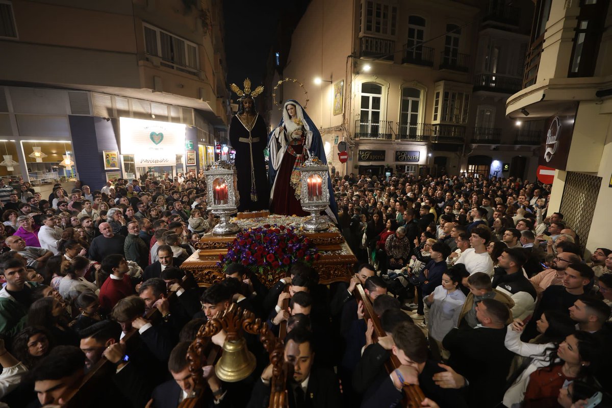Gracias a todos los que llenaron las calles y nos acompañaron en el traslado de nuestros Sagrados Titulares en la noche de ayer.
#CofradíasMLG

📷<a href="/HugoCortesFoto/">HugoCortesFoto ©</a>