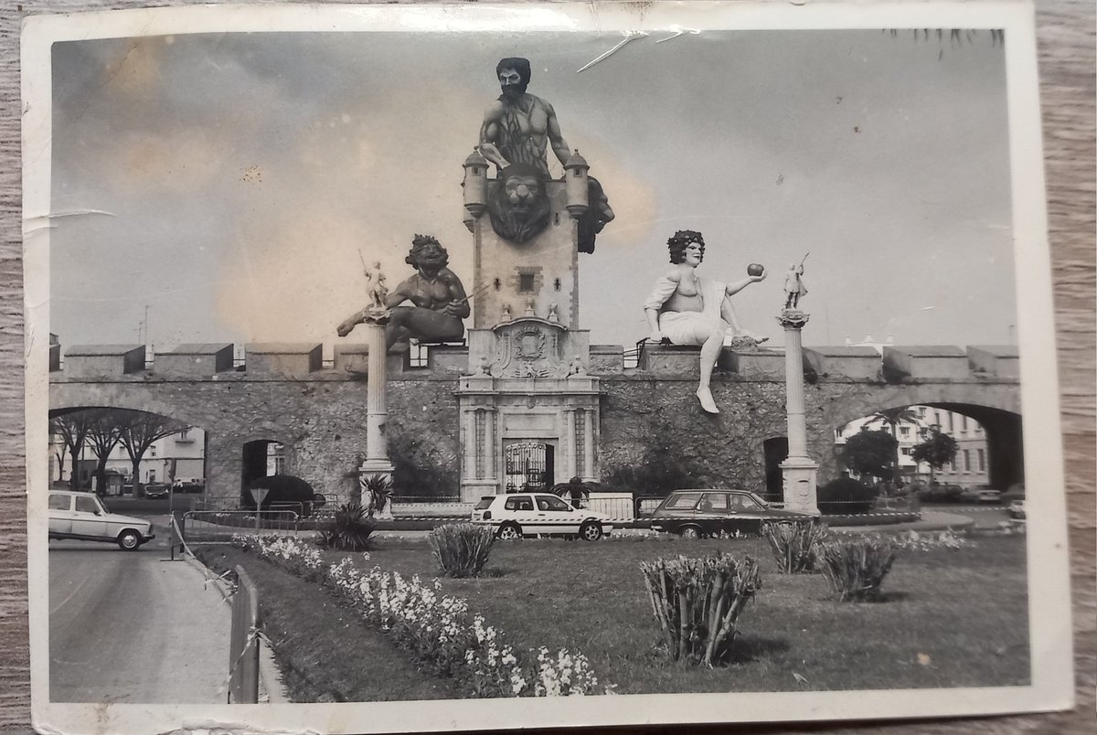 Fotografía de Las Puertas de Tierra que tenía entre libros.