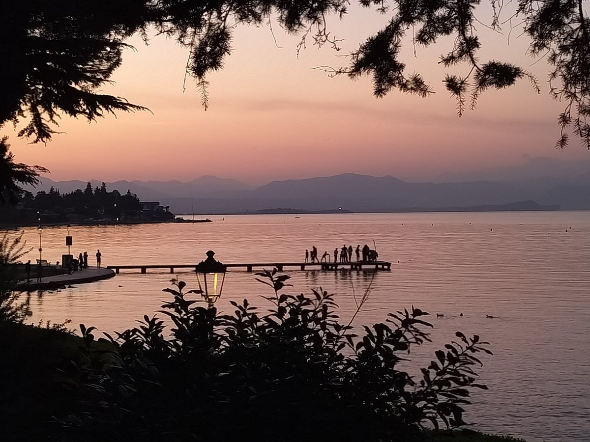 jakerpage's tweet photo. Lake Garda 🇮🇹 https://t.co/vpQK689fX4