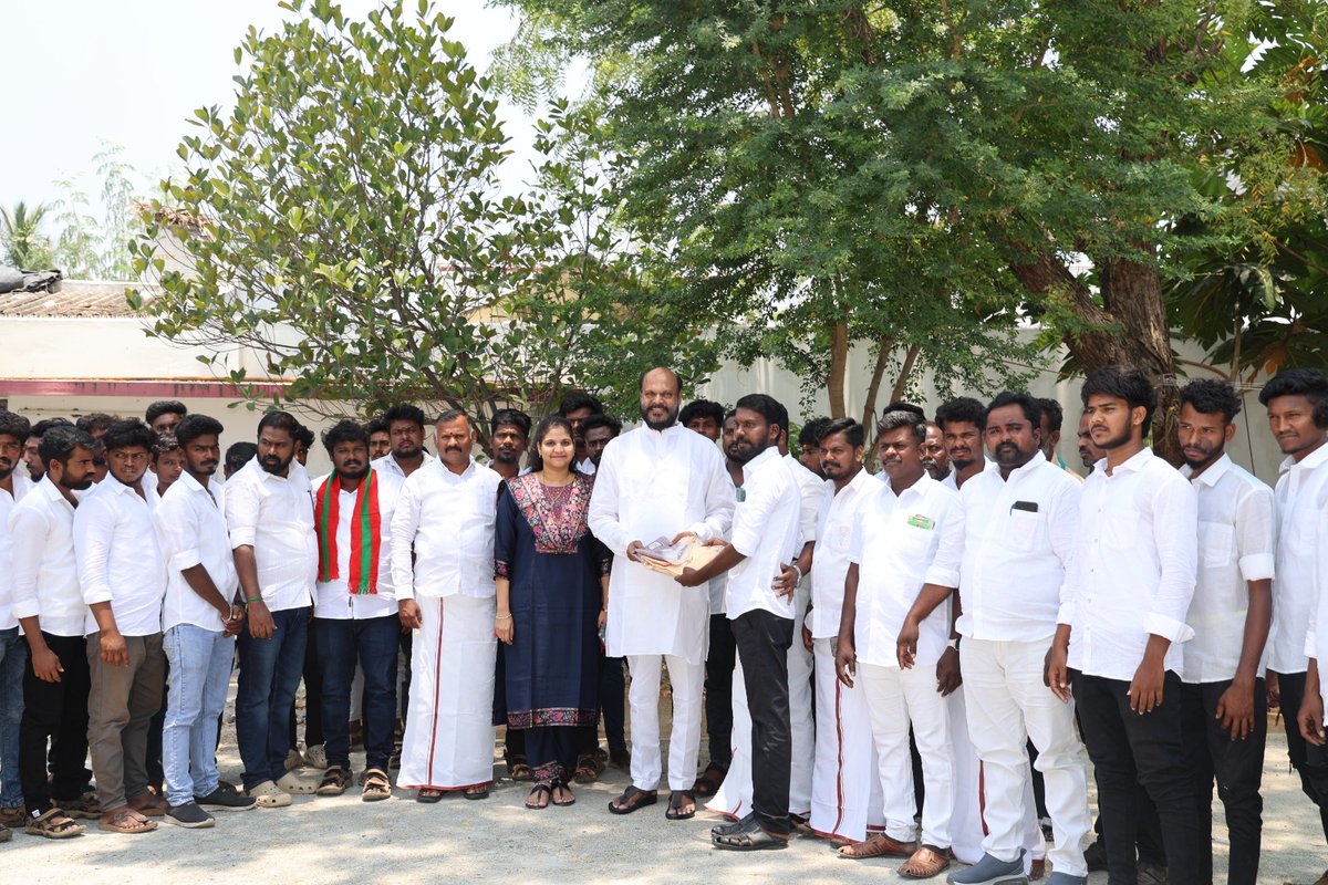 மதுரை மாவட்டத்தில் பல்வேறு கிராமங்களில் இருந்து 100க்கும் மேற்பட்ட இளைஞர்கள் தமிழக மக்கள் முன்னேற்றக் கழகத்தில் தங்களை இணைத்துக் கொண்டனர். அனைவருக்கும் பணி சிறக்க வாழ்த்துக்கள்.