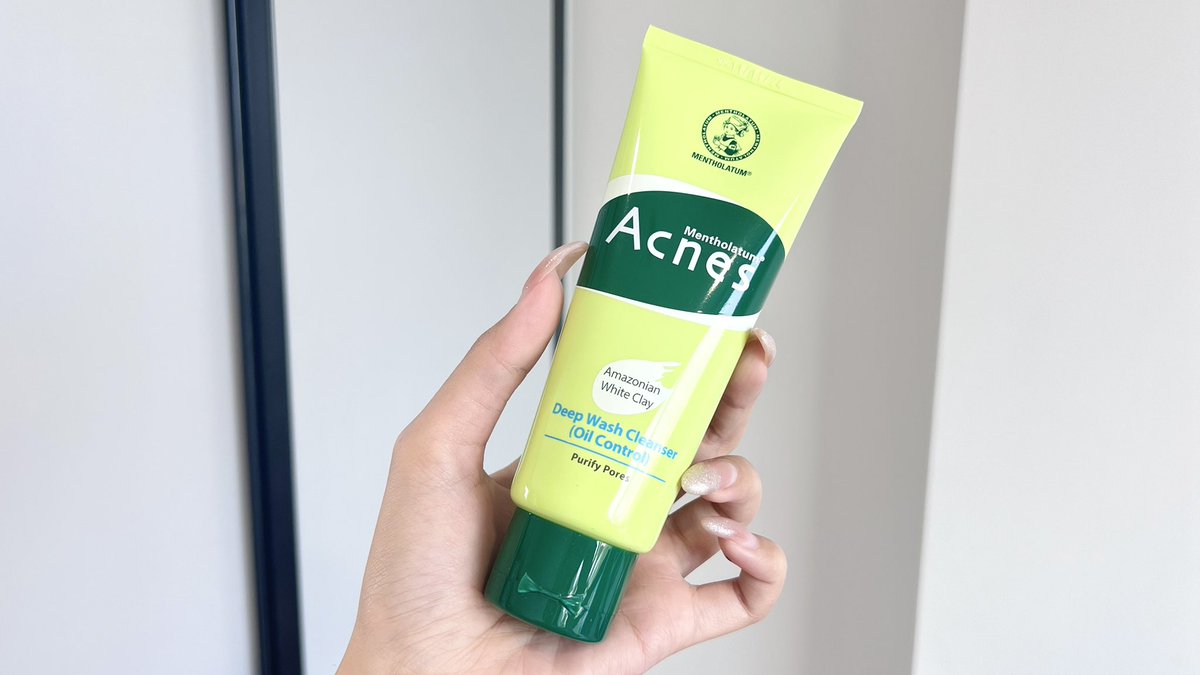 เห็นคุณแม้กณฐใช้แล้วน่าลองมาก นี่เลยไปตำมาละ น้องโฟมลดสิวคุมมัน Mentholatum Acnes Deep Wash เค้าเป็นเเบรนด์โฟมเวชสำอาง นี่ชอบตรงที่เนื้อโฟมนุ่มละเอียดมาก ใช้แล้วนุ่มสบายผิว หลังล้างคือผิวสะอาด ไม่แห้งตึง ความมันน้อยลง พวกรอยสิวก็จางลงด้วย แถมไม่ทำให้เกิดสิวเพิ่มอีก ชอบมาก ราคาไม่แรง 💚 #ใช้ดีบอกต่อ #โฟมล้างหน้าคุมมัน #โฟมลดสิวผิวมัน