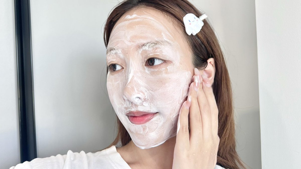 เห็นคุณแม้กณฐใช้แล้วน่าลองมาก นี่เลยไปตำมาละ น้องโฟมลดสิวคุมมัน Mentholatum Acnes Deep Wash เค้าเป็นเเบรนด์โฟมเวชสำอาง นี่ชอบตรงที่เนื้อโฟมนุ่มละเอียดมาก ใช้แล้วนุ่มสบายผิว หลังล้างคือผิวสะอาด ไม่แห้งตึง ความมันน้อยลง พวกรอยสิวก็จางลงด้วย แถมไม่ทำให้เกิดสิวเพิ่มอีก ชอบมาก ราคาไม่แรง 💚 #ใช้ดีบอกต่อ #โฟมล้างหน้าคุมมัน #โฟมลดสิวผิวมัน