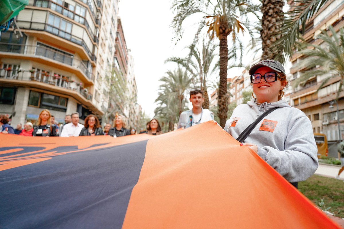La bandera de Mazón dimissió arribarà on calga, amb un jovent disposat a fer-lo fora per criminal.

Ahir a Alacant.

#MazónDimissió