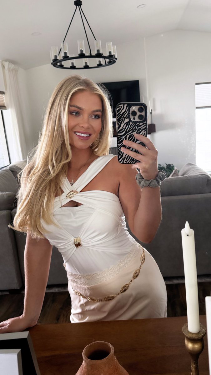 HaileyOstrom's tweet image. Happy Easter everyone! He is risen! ✨🙏🏻✝️