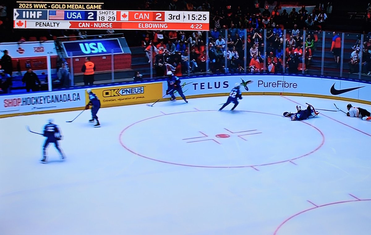 Lori____M's tweet image. Women&apos;s worlds gold medal game is tied!! Yep that&apos;s USA goalie on the ice, 5 on 3. Let&apos;s go!  #TeamCanada #WWC