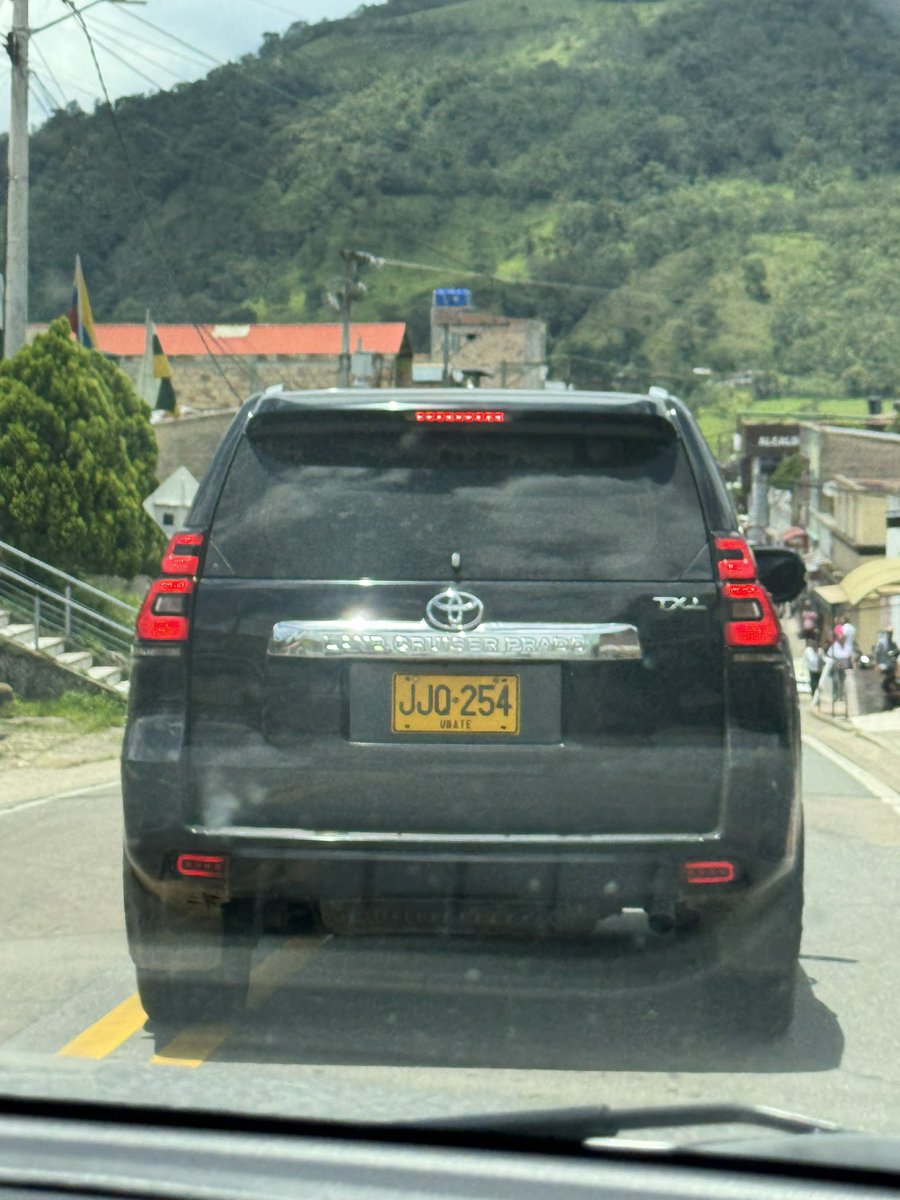 JosefDIRCOM's tweet image. Esta camioneta es un peligro, por poco genera un accidente por imprudencia. Vía Cambao - Viani 

@TransitoPolicia @PoliciaColombia