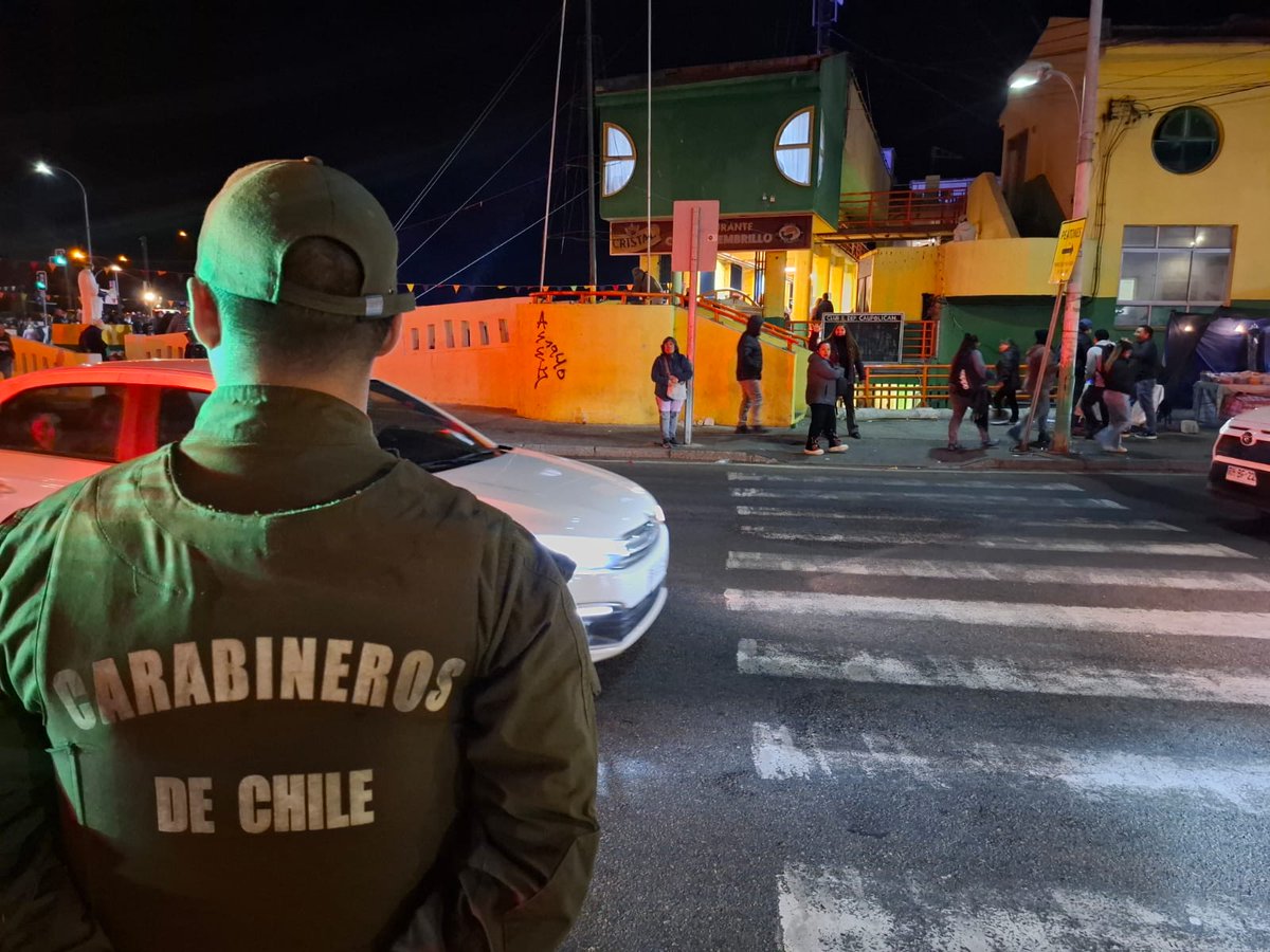 ZonaCarabValpo's tweet photo. Hasta horas de la madrugada, Carabineros mantuvo despliegue operativo en #CaletaElMembrillo,#Valpariso, en marco al desarrollo de la "Fogata del Pescador" velando por la seguridad de los asistentes del evento.#LaPrevencionEsNuestraFuerza #OrdenyPatria https://t.co/vWtNJkiPxB