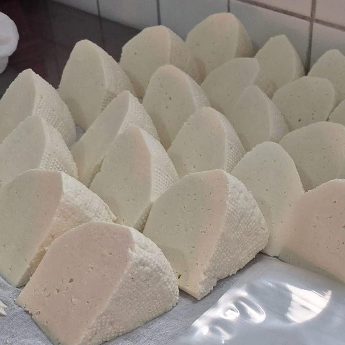 NesheeBiber's tweet photo. 50 Peynirli Şehir Balıkesir kitabını yazarken proje fikrini aktardığımız , Balıkesir ilçelerinde  mandıra kurulumu uzun bir süreç ,özverili ekiplerin çalışması ile sonunda hayata geçti . Gururla takip ediyoruz .@balikesir24saat @berrinbalonur https://t.co/u0wUHpERK4