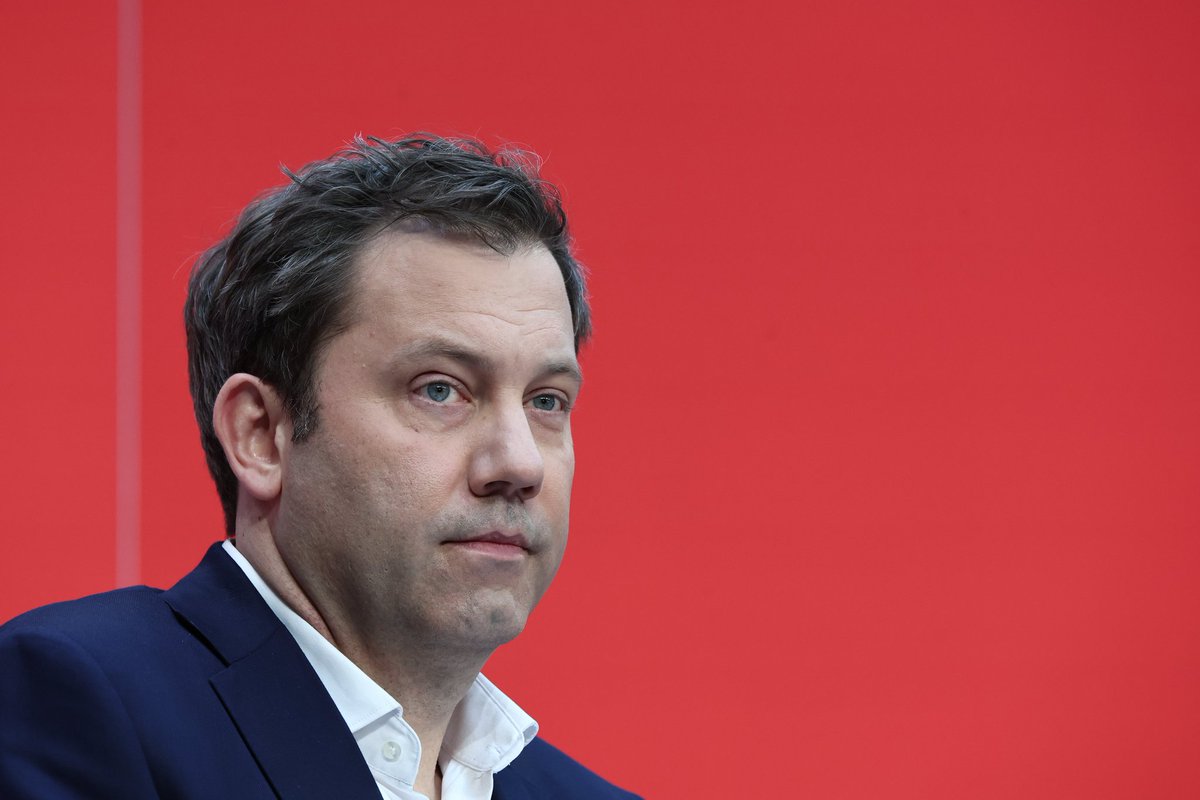 "Nach dem Abitur 1998 am dortigen Gymnasium und dem Zivildienst in der Bahnhofsmission in Hannover begann er 1999 ein Studium der Politikwissenschaft, Soziologie und Geschichte an der Universität Hannover, das er 2004 mit dem Magister Artium abschloss."

Danach Karrieren in der