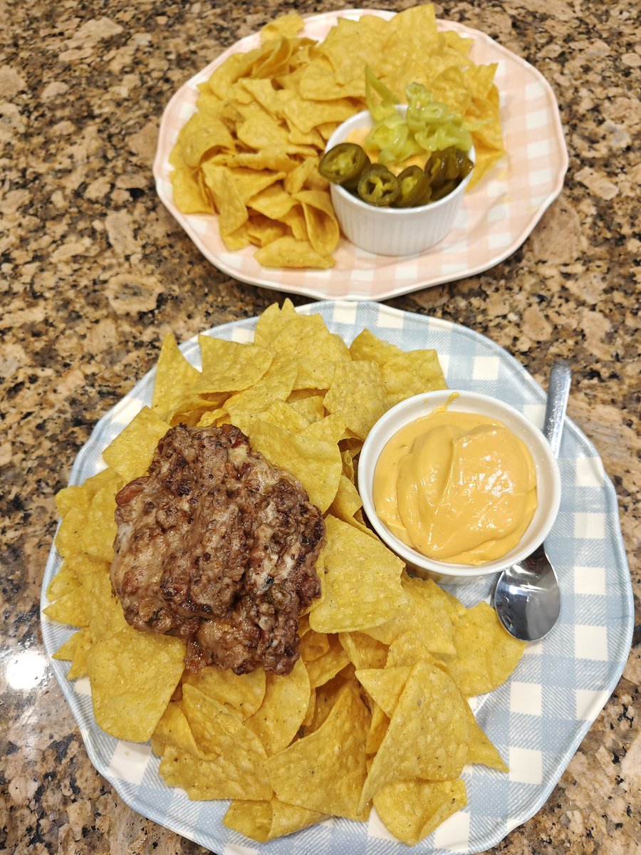 ShokoMama531's tweet photo. #本日のおやつ
✶Chips and dip with jalapenos.
このチップスがカリカリ、ザックザクで美味し過ぎる。
It is so addicting. \(๑´ڡ`๑)/

#おやつタイム #おうちスナック
#Snacktime #Chipsanddip https://t.co/oFWfoHBLKZ