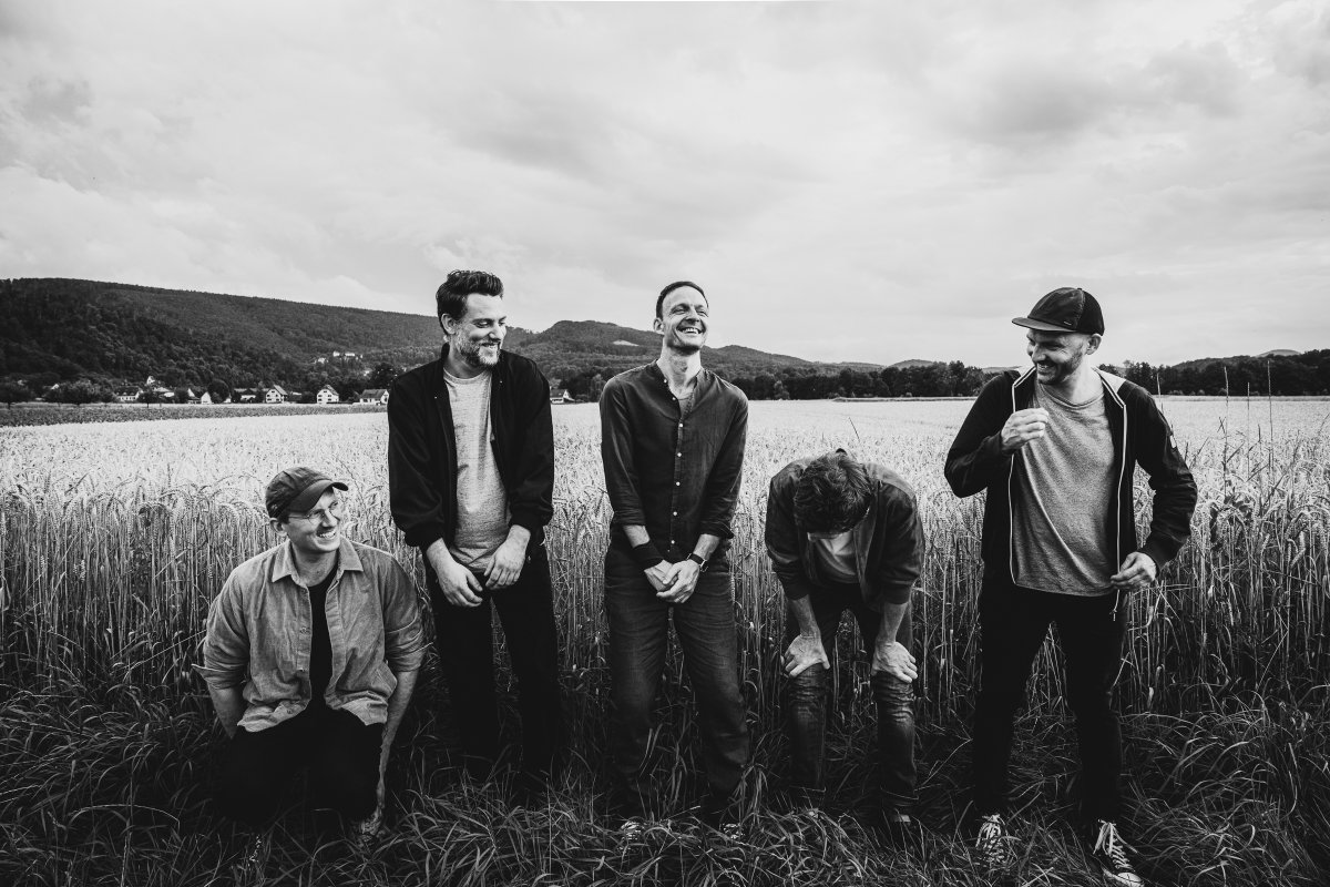 Look at us now! Zum ersten Mal seit über 12 Jahren wieder auf dem Podest! 🏆 Heartbreak Citysteigt direkt auf Platz 2 der offiziellen Charts. Tausend Dank an alle, die das möglich gemacht haben – wir feiern mit euch (und ein bisschen mit uns selbst)! 🍾❤️