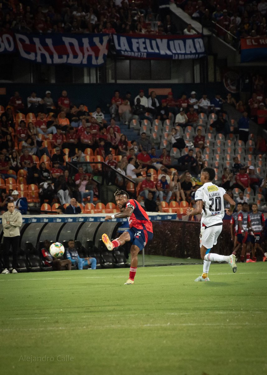 Así tuviéramos recambio en su posición, creo que sería muy difícil quitarle el puesto a Leyser Chaverra. Gran jugador que incluso antes de tener la cinta de capitán, ya era un líder en el campo. 
Con trabajo honesto se ganó el puesto y el cariño de la hinchada.
🔴🔵📸

🙏🏻RT &amp; ❤️