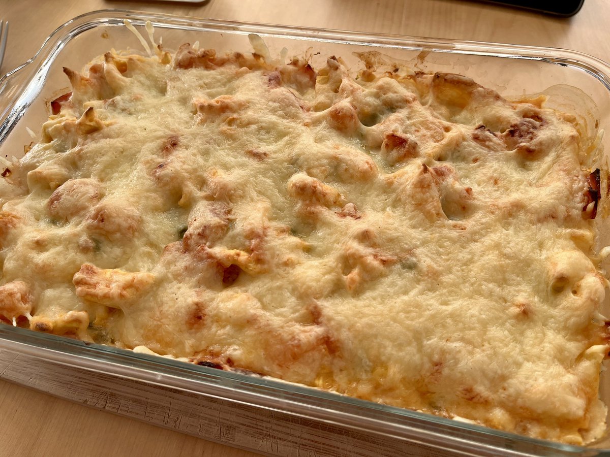 MrElch's tweet photo. Was eine Käselandschaft. 🥹
Spätzle-Erbsen-Möhren-Schinken-Gratin. Netzfund Freestyle-Rezept.
#Gratingott https://t.co/1yPqEAtoYX