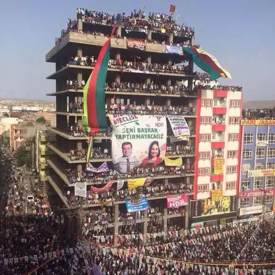 mirovati81's tweet image. Bir zamanlar Selahattin Demirtaş’ın “aman ha orda halay çekmeyeseniz” dediği o bina.