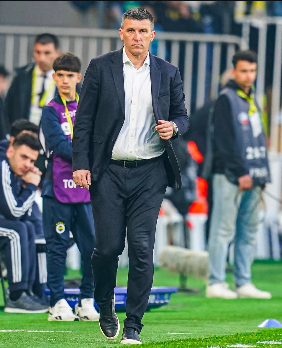 Tüm muhteşem hikâyeler iki şekilde başlar: Ya bir insan bir yolculuğa çıkar, ya da şehre bir yabancı gelir.

<a href="/dirgenaliahmet/">Ahmet DİRGENALİ</a> reisimm…