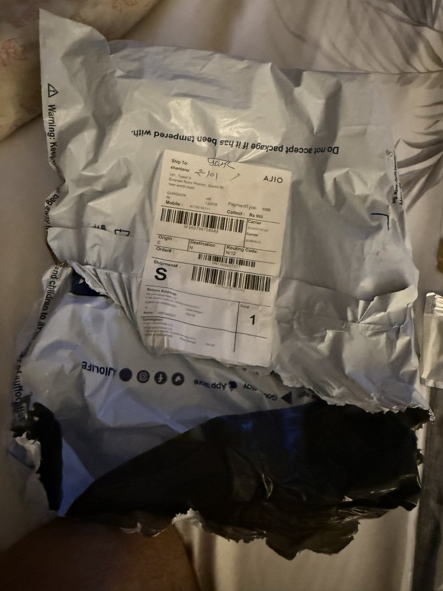 excallibur007's tweet photo. @AJIOLife @AjioCares @AkashMAmbani 
Got scammed by AJIO today, ordered a pack of 7 vests in size L, received  a pack of 2 in size M and the order id in the invoice received is also incorrect and addressed to someone else. The customer care tells that the order is unreturnable. https://t.co/FwPmKArU9D