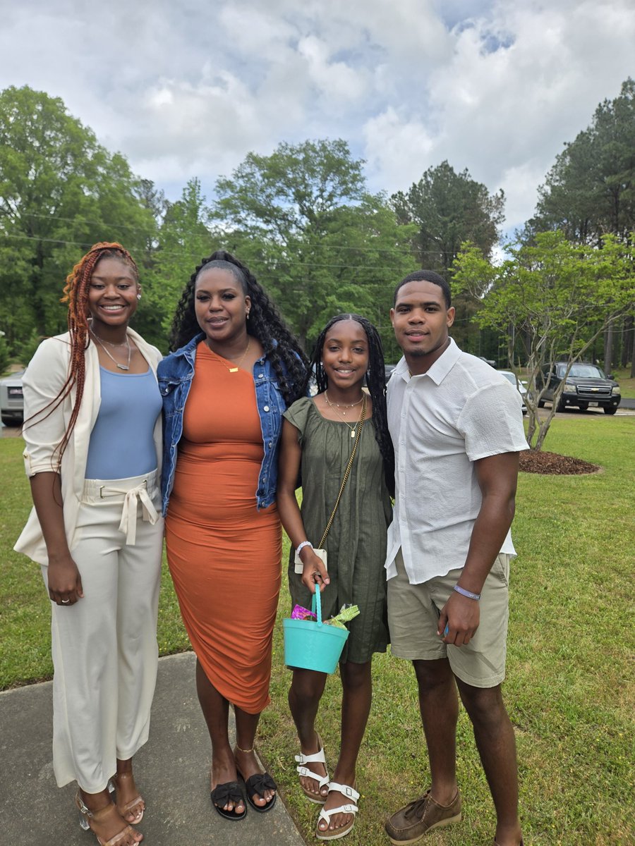 Jasmeenr33's tweet photo. Happy Easter from my family to yours #HeRose 🙌🏿🫶🏿 @Lijahobriant6 @its_yazzzz23 https://t.co/mBXhoCq1K6