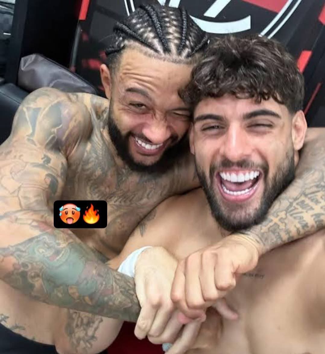 apaula_br's tweet photo. 🚨 Um clima de tensão desceu sobre o parque São Jorge na manhã de hoje.

Segundo o GE, jogadores trocaram ovos de páscoa neste domingo (20) como uma demonstração de carinho e afeto pelos colegas de trabalho.

O problema é que um jogador ficou de fora dessa brincadeira, sendo ele Memphis Depay; há boatos de que os jogadores ficaram revoltados com a saída de Ramón Diaz do comando técnico do time por conta de certos comentários que o Holandês havia feito, e que em entrevista negou sobre a opinião da imprensa.

O jogador ficou revoltado e chateado por ter sido esquecido pelos companheiros de trabalho, quando de repente Yuri Alberto (sozinho) chamou o craque para o vestiário e ficaram sozinhos lá dentro.

Seguindo informações descritas pelos funcionários do CT, Memphis havia perguntado para Yuri por que ninguém teria dado um ovo de páscoa para ele, imaginando que pelo salário do mesmo ele não mereceria tal presente "humilde". Yuri Alberto logo deu um riso e em seguida disse: "Você é tão tolo". 

Levou as mãos às genitálias de Memphis e perguntou logo em seguida: "E esse Ovão aqui?".

🗞️ GE