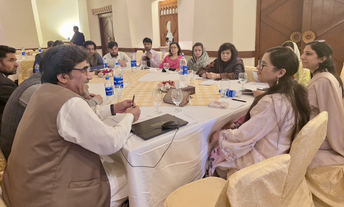 PlanComPakistan's tweet photo. بلوچستان میں ترقی کا نیا باب!
#اڑان_پاکستان کے تحت کوئٹہ میں تیسری مشاورتی ورکشاپ منعقد ہوئی، جس میں وفاقی و صوبائی نمائندگان نے شرکت کی۔
یہ صرف ایک اجلاس نہیں، بلکہ قومی سطح پر ترقیاتی منصوبوں کے لیے ہم آہنگی کی جانب ایک اہم قدم تھا۔
صوبائی ترقیاتی بجٹ کو قومی اقتصادی منصوبے سے جوڑنا اس ورکشاپ کا مرکزی ہدف تھا تاکہ کوئی صوبہ پیچھے نہ رہ جائے۔
#بلوچستان #UraanPakistan #PlanningMinistry #NationalVision #DevelopmentDialogue #RisingBalochistan