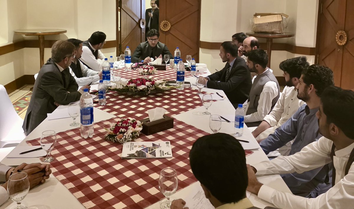PlanComPakistan's tweet photo. بلوچستان میں ترقی کا نیا باب!
#اڑان_پاکستان کے تحت کوئٹہ میں تیسری مشاورتی ورکشاپ منعقد ہوئی، جس میں وفاقی و صوبائی نمائندگان نے شرکت کی۔
یہ صرف ایک اجلاس نہیں، بلکہ قومی سطح پر ترقیاتی منصوبوں کے لیے ہم آہنگی کی جانب ایک اہم قدم تھا۔
صوبائی ترقیاتی بجٹ کو قومی اقتصادی منصوبے سے جوڑنا اس ورکشاپ کا مرکزی ہدف تھا تاکہ کوئی صوبہ پیچھے نہ رہ جائے۔
#بلوچستان #UraanPakistan #PlanningMinistry #NationalVision #DevelopmentDialogue #RisingBalochistan
