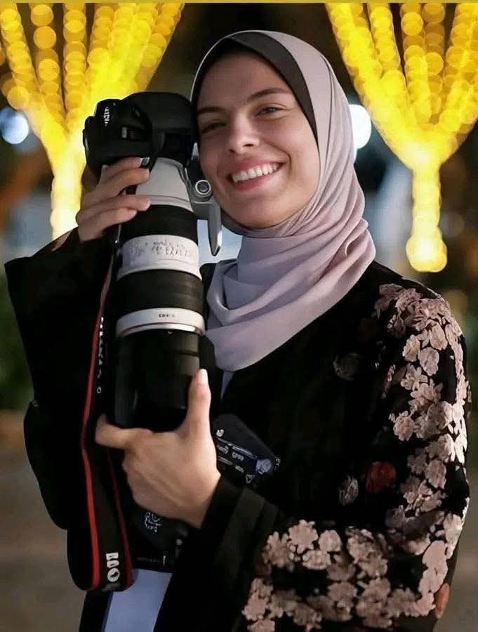 mohamed_dalo's tweet photo. فاطمة حسونة .. 

جاء خبر استشهاد المصورة الفلسطينية فاطمة حسونة بعد 24 ساعة فقط من إعلان اختيار فيلم فاطمة في مهرجان كان السينمائي، والمقرر إقامته بين 14 و23 مايو المقبل. https://t.co/mB1xt2qvqj