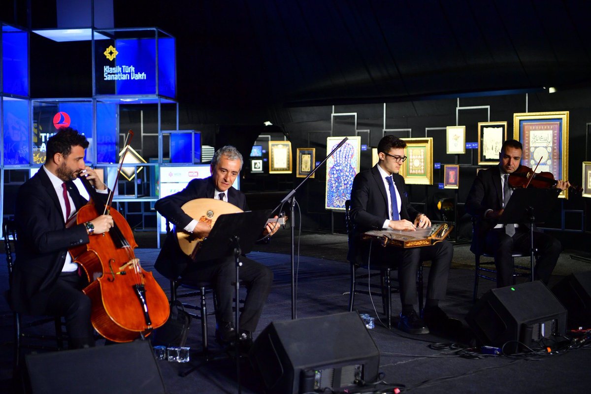 yeditepebienali's tweet photo. 3. Uluslararası Yeditepe Bienali Gala Yemeği Yedikule Hisarı’nda Gerçekleştirildi

3. Uluslararası Yeditepe Bienali’nin açılışını takiben düzenlenen gala yemeği, Fatih Belediye Başkanı Mehmet Ergün Turan’ın (@MErgun_Turan ) teşrifleriyle; sanatçılar, küratörler, kültür-sanat camiasının önde gelen isimleri ve kıymetli sponsorlarımızın katılımıyla gerçekleşti.

Katkılarıyla bu anlamlı buluşmayı zenginleştiren tüm sanatçılarımıza ve geceye iştirak eden sponsorlarımıza gönülden teşekkür ederiz.

#yeditepebienali