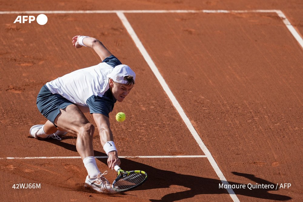 TheNancyRoc's tweet photo. Le Danois Holger Rune a remporté dimanche le tournoi ATP 500 de Barcelone en s’imposant en 1h39 face au n°2 mondial espagnol Carlos Alcaraz, diminué physiquement, en deux sets 7-6 (8/6) 6-2. @AFP #NRpc https://t.co/M4RArd1hYA