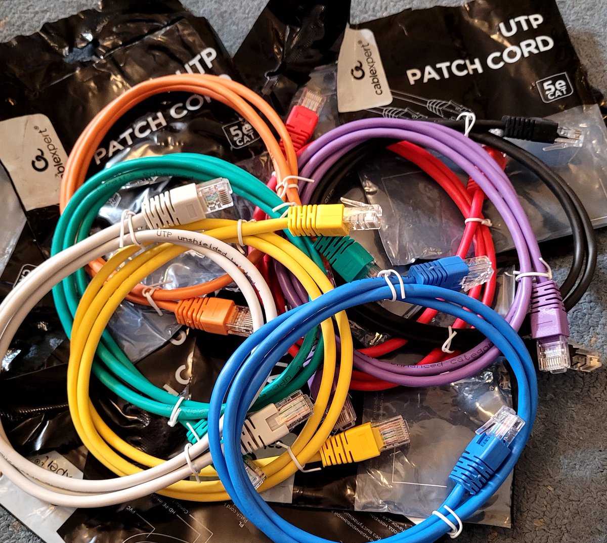 tuxmartin's tweet image. Velikonoční UTP pomlázka 😁

#velikonoce #velikonocnidekorace #pomlazka #utp #cable #utpcable #patchcables #patchcord #twistedcables #easter #ethernet #electric #electriccable #cat5e #tradice