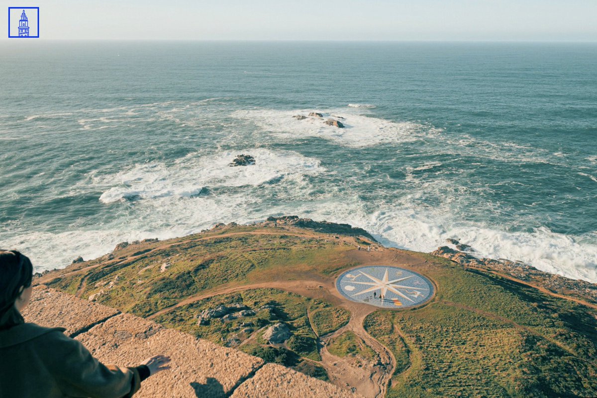 Desde a cima do faro gozamos da brisa do mar na cara e o Atlántico aos nosos pés 🌊.

#TorreDeHércules #TowerOfHercules