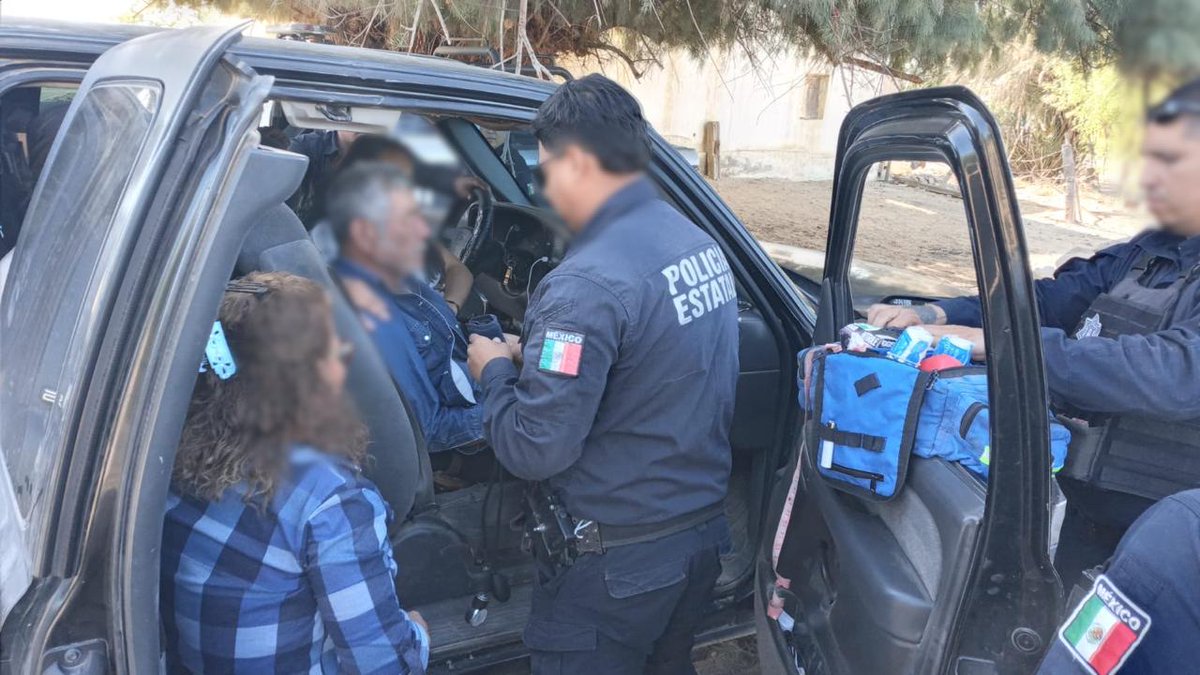 bujia_la's tweet photo. #Pitiquito 
En la #Ciénega  NO SOLO RECUPERAN RANCHOS SINO TAMBIEN SALVAN VIDAS
Paramédico de la Policía Estatal de Seguridad Pública, adscrito al trabajo operativo en esa zona, atendió a adulto mayor que tenia síntomas de infarto.
Se estabilizó y se realizó traslado a hospital https://t.co/5xB3jvmw0E