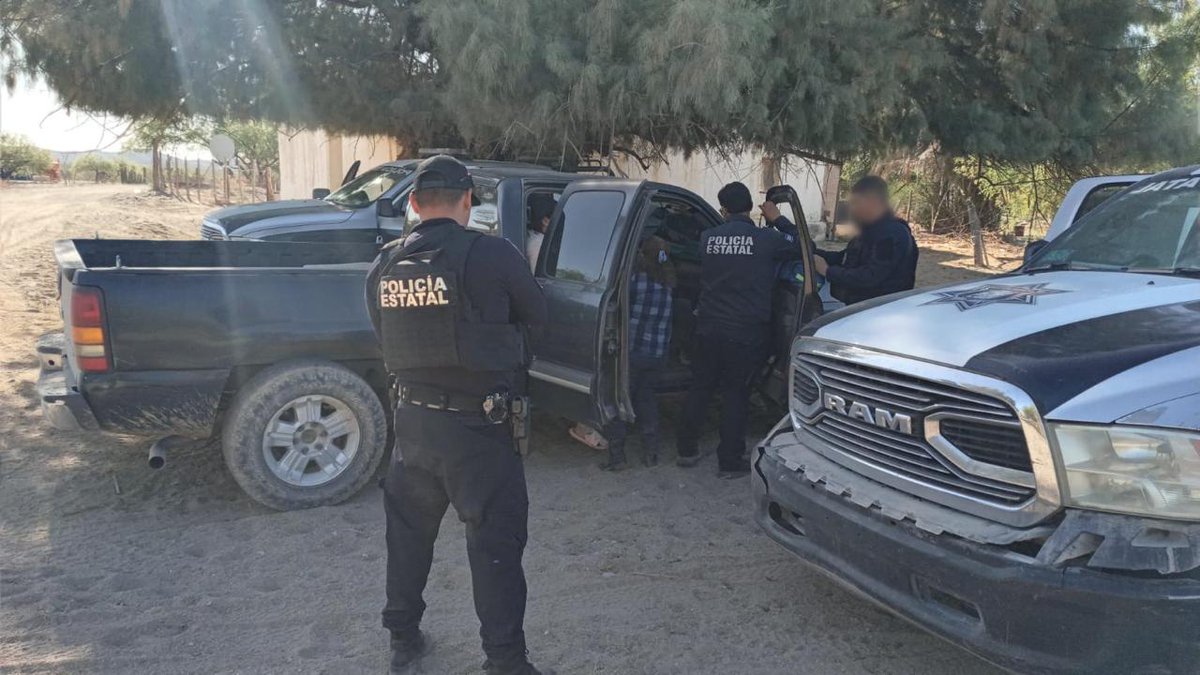 bujia_la's tweet photo. #Pitiquito 
En la #Ciénega  NO SOLO RECUPERAN RANCHOS SINO TAMBIEN SALVAN VIDAS
Paramédico de la Policía Estatal de Seguridad Pública, adscrito al trabajo operativo en esa zona, atendió a adulto mayor que tenia síntomas de infarto.
Se estabilizó y se realizó traslado a hospital https://t.co/5xB3jvmw0E
