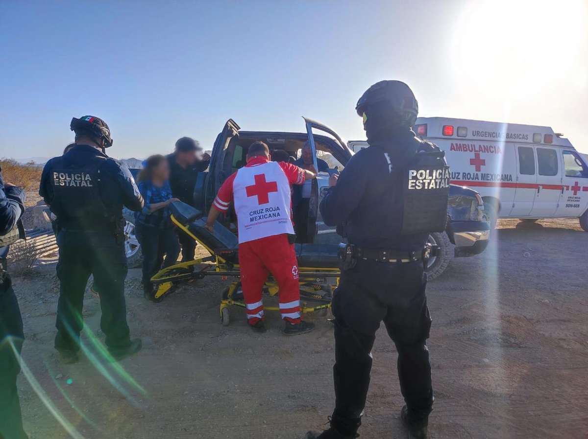 bujia_la's tweet photo. #Pitiquito 
En la #Ciénega  NO SOLO RECUPERAN RANCHOS SINO TAMBIEN SALVAN VIDAS
Paramédico de la Policía Estatal de Seguridad Pública, adscrito al trabajo operativo en esa zona, atendió a adulto mayor que tenia síntomas de infarto.
Se estabilizó y se realizó traslado a hospital https://t.co/5xB3jvmw0E