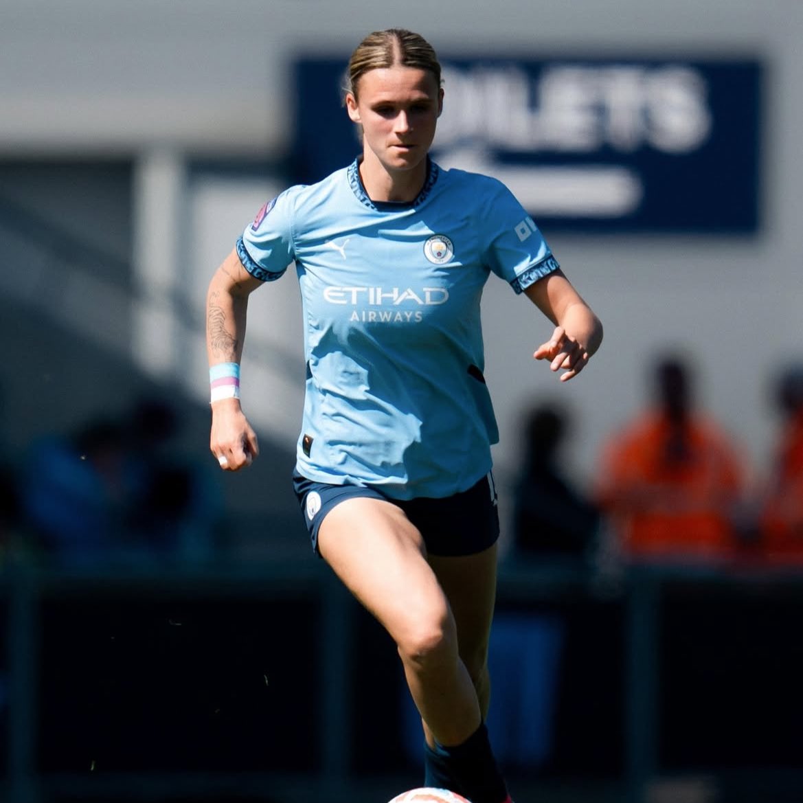 insidemcwfc's tweet photo. Kerstin Casparij via IG:

"Standard sweet, stuck in the toffee later on. 1️⃣ goal, 1️⃣ point.

Sometimes there are bigger, more important things than football.

My goal today was dedicated to all my trans siblings, who've had an incredibly tough & heartbreaking week. You have all been on my mind and in my heart, you deserve so much more than what this government & society is giving you. I'm so incredibly proud of the trans existence within the queer community, and I'm proud of all trans women - you are women no matter what anyone says. 🫶🏳️‍⚧️"
