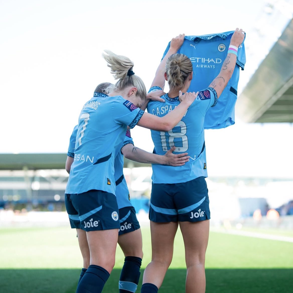 insidemcwfc's tweet photo. Kerstin Casparij via IG:

"Standard sweet, stuck in the toffee later on. 1️⃣ goal, 1️⃣ point.

Sometimes there are bigger, more important things than football.

My goal today was dedicated to all my trans siblings, who've had an incredibly tough & heartbreaking week. You have all been on my mind and in my heart, you deserve so much more than what this government & society is giving you. I'm so incredibly proud of the trans existence within the queer community, and I'm proud of all trans women - you are women no matter what anyone says. 🫶🏳️‍⚧️"