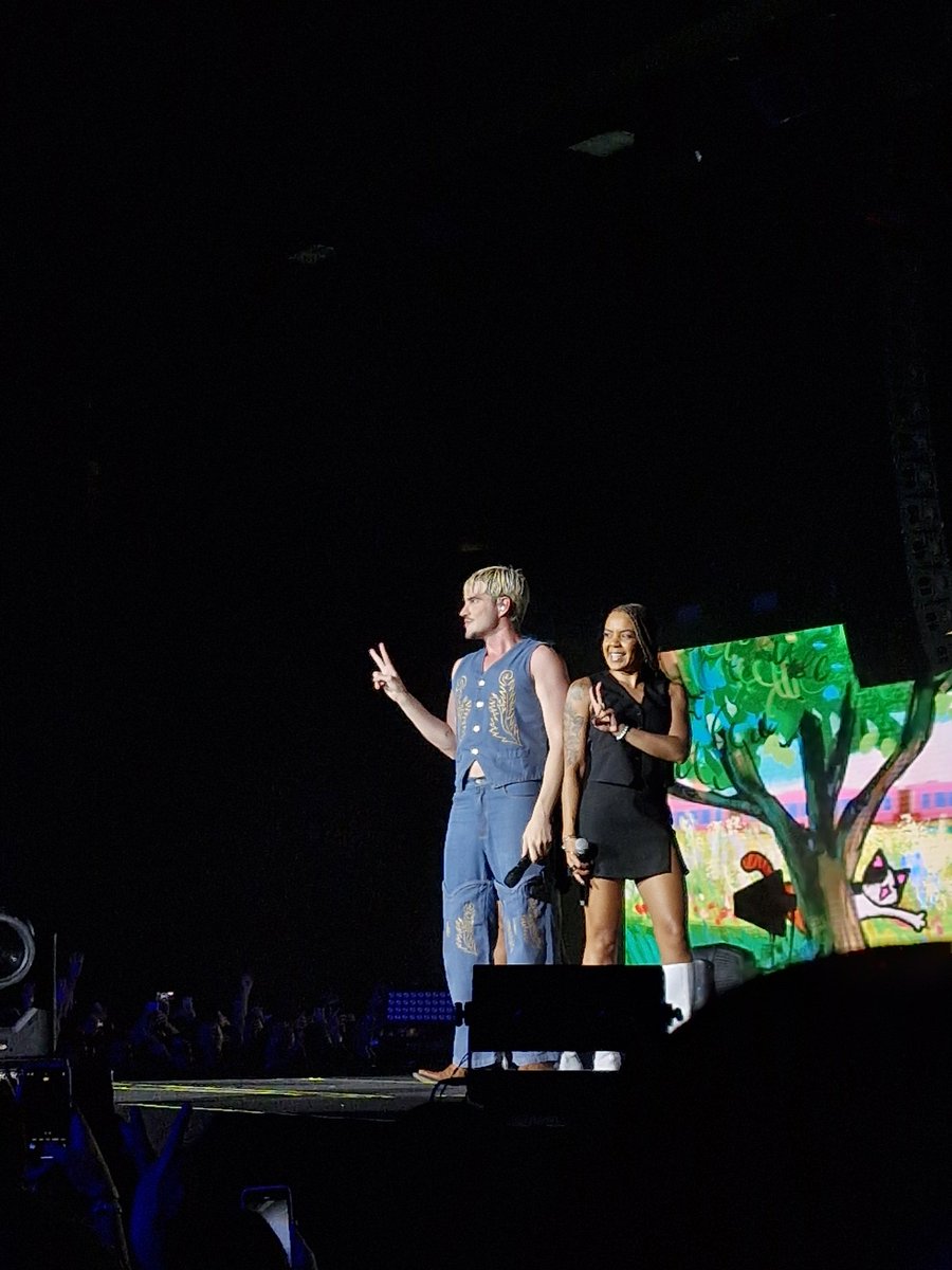 júlia. 🪩 tweet media