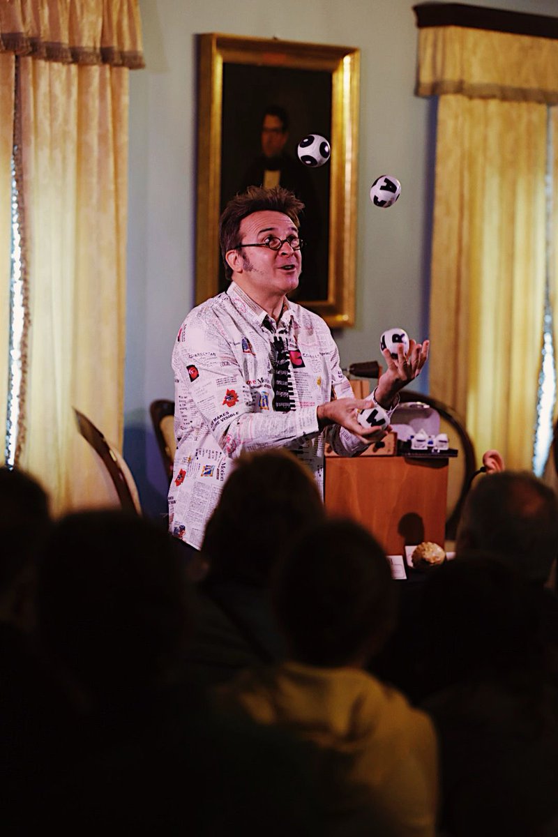 patrimonigencat's tweet image. 🏰 Avui hem tancat la 2a edició de l'#EntreVeus amb ‘Artilogios’ d’Oswaldo Pai.

Poesia i jocs de paraules han donat vida al Castell Monestir d’Escornalbou, en el marc del festival de narració oral als monuments per celebrar el Dia Internacional dels Monuments i Llocs Històrics✨