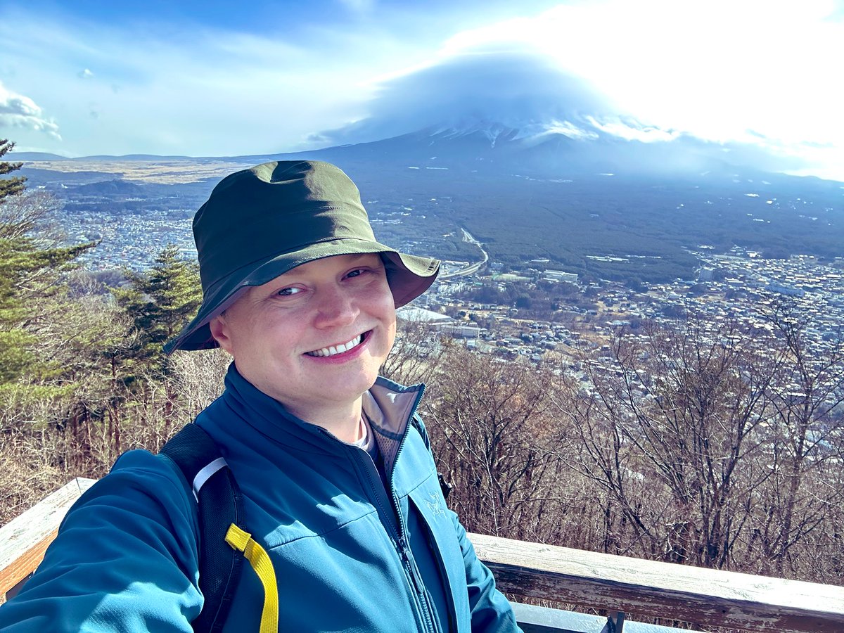 Happy Easter everyone! Have a selfie of me with Mt.Fuji. 😏

Love you alll! <3