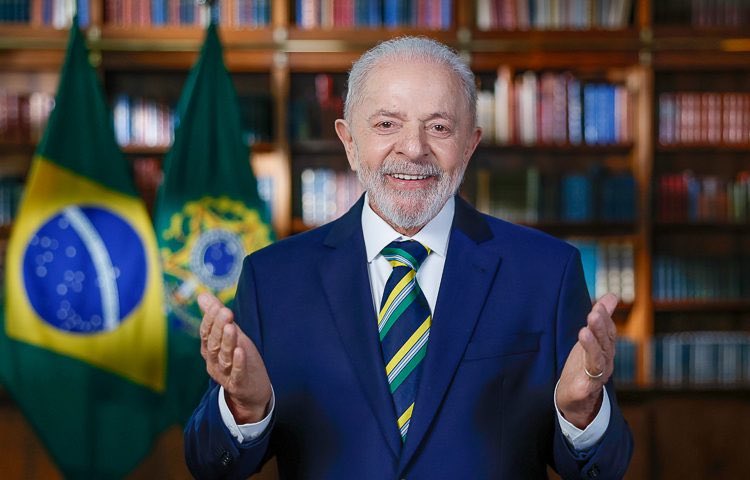 O Brasil não para com <a href="/LulaOficial/">Lula</a> na Presidência. Olha só o que rolou só nessa semana:

💰 Proposta de salário mínimo de R$ 1.630 para 2026

🐾 Lançamento do SinPatinhas pra proteger cães e gatos

👨‍👩‍👧 Pagamento do Bolsa Família de abril pra +20 milhões de famílias

💉 Compra de