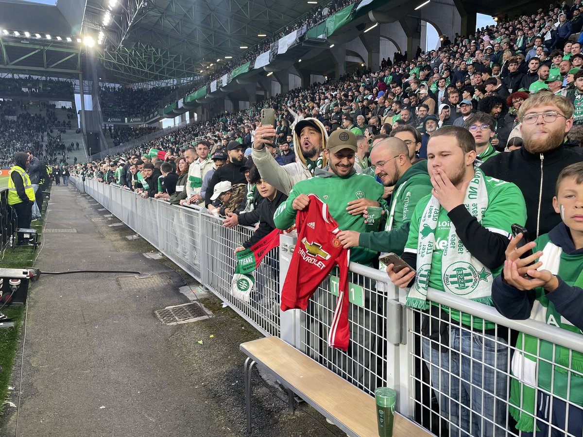 mufcMPB's tweet photo. 🤣📸 Saint-Étienne fans brought out a Manchester United shirt to torment their rivals Lyon before the derby game. #MUFC [@Dorian_Bonzom] https://t.co/6zPo5BLjbQ