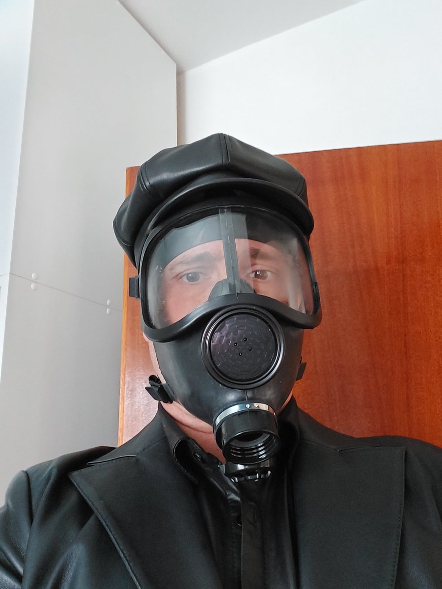 Carman115's tweet photo. I love gas mask in full leather. https://t.co/4hIPTLnuEp