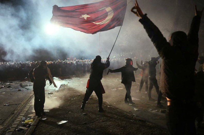 solcugazete60's tweet photo. Demokrasi eylemlerinde Türk bayrağı taşıyan Marmara Üniversitesi öğrencisi Ayberk Ünlü’nün hâlâ tutuklu olduğu öğrenildi. https://t.co/aU43I9k7y9