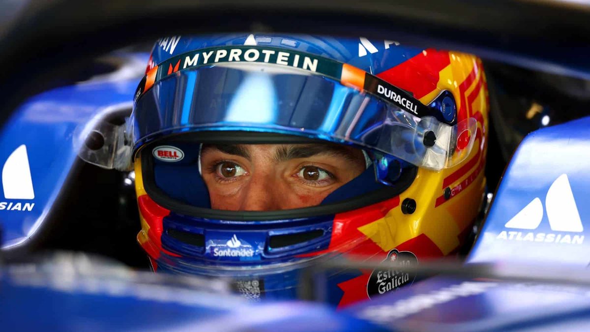 AdrianMCF's tweet photo. Vaya RECITAL de fin de semana ha hecho Carlos Sainz. Totalmente SUBLIME. Su carrera ha sido SUPERLATIVA.

He seguido sus radios y estaba dando una EXHIBICIÓN de gestión del DRS a Albon para que éste aguantara a Hadjar. Además tenía mucho más ritmo guardado.

IMPRESIONANTE. https://t.co/LOrDdPQtHQ