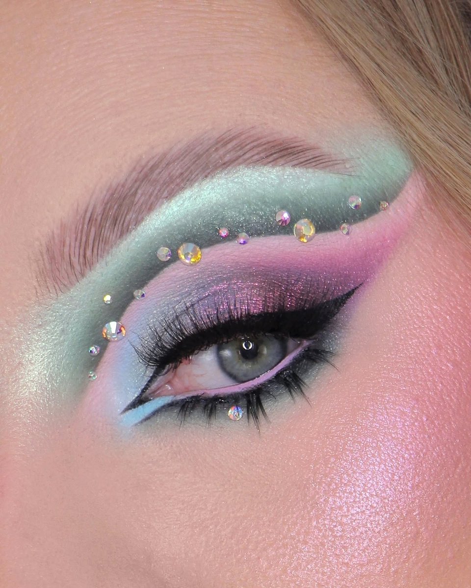 OFRACosmetics's tweet photo. Meet your ✨highlight soulmate✨ Cloud 9 is here to bless your cheekbones with a pink-to-peach shift that melts into your skin like magic! #OFRAglow #OFRAhighlighter
📷: @juliastrockova https://t.co/E4l918jwV4