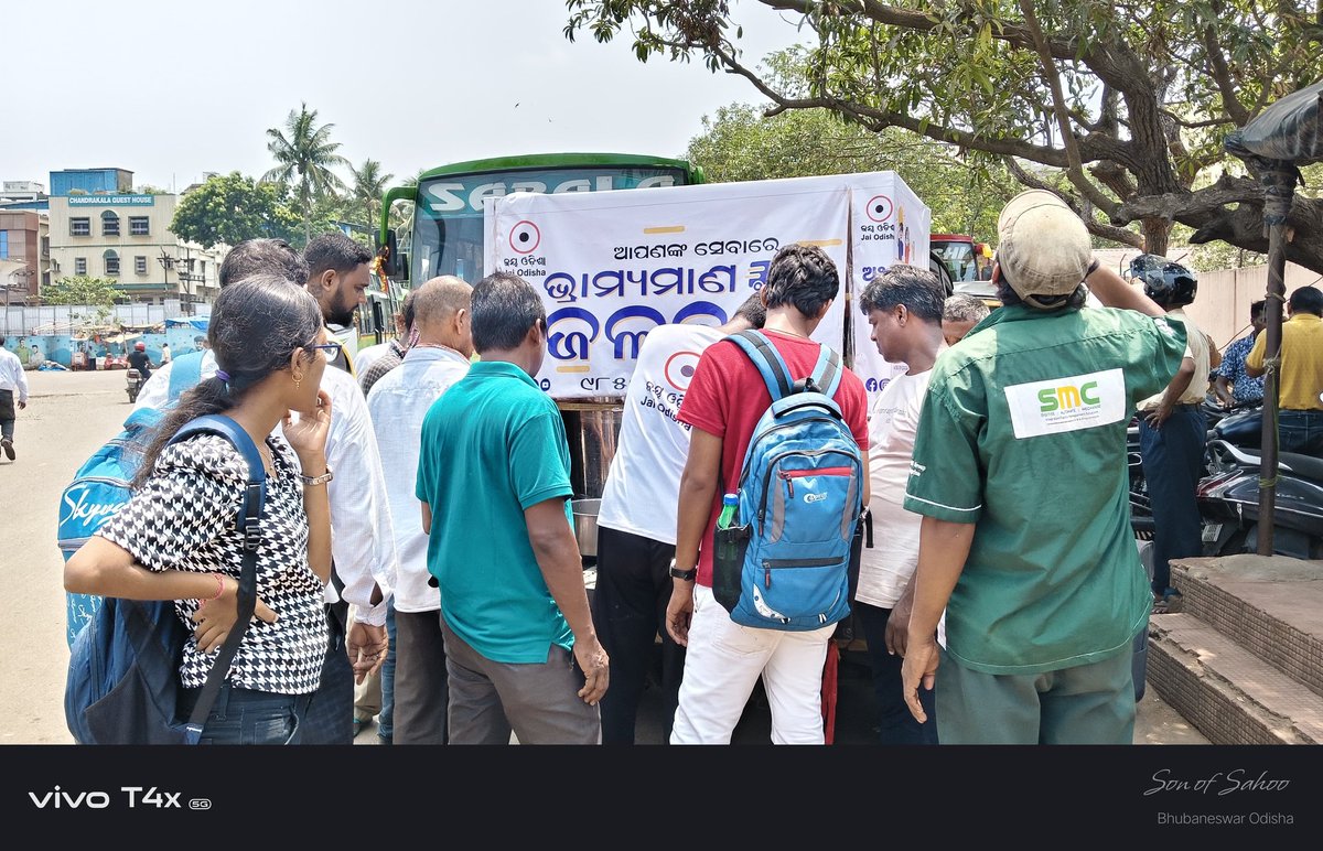 rudra_jaiodisha's tweet photo. ଜୟ ଓଡ଼ିଶା ଦ୍ଵାରା ପରିଚାଳିତ ଭ୍ରାମ୍ୟମାଣ ଜଳଛତ୍ର, ଆଜି ଭୁବନେଶ୍ବରର  ଅଶୋକ ନଗର ଅଞ୍ଚଳରେ ବୁଲି ଲୋକଙ୍କୁ ପିଇବା ପାଣି ଯୋଗାଉଥିବାର କିଛି ଦୃଶ୍ୟ।
#WeServeForPeople
#Jalachhatra
#JaiOdisha
#YouCanRelyWithUs https://t.co/cw9WouchX0
