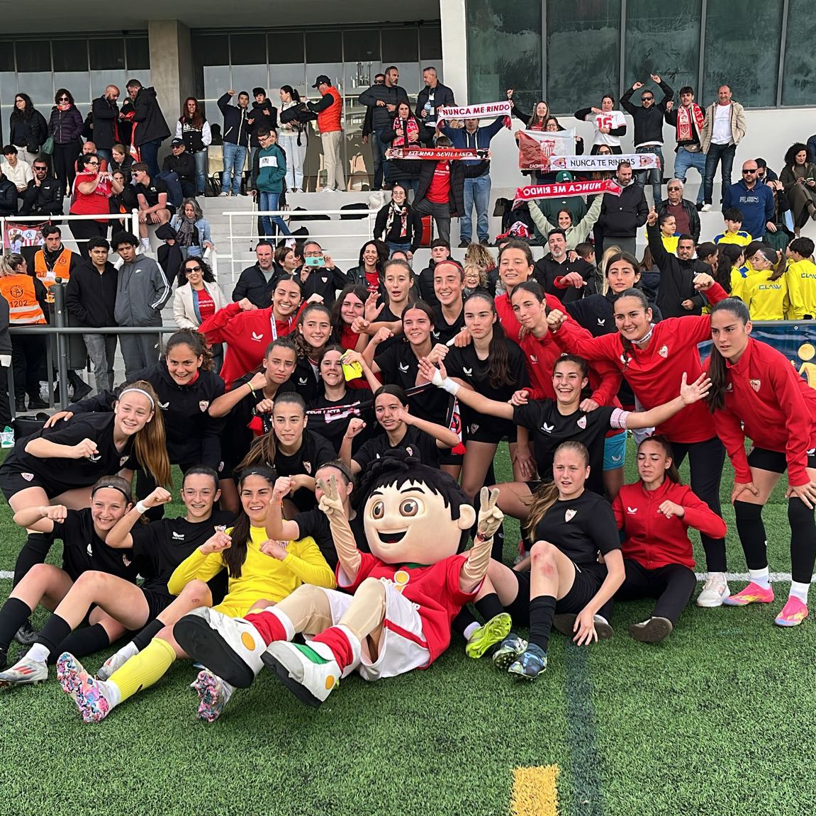 Sevilla FC Femenino (@sevillafc_fem) on Twitter photo TORNEOS | El #SevillaFCFem Cadete, campeón de la Ibercup tras vencer en la final al <a href="/realmadridfem/">Real Madrid C.F.</a> (2-1). 🏆🤍❤️
#WeareSevilla TORNEOS | El #SevillaFCFem Cadete, campeón de la Ibercup tras vencer en la final al <a href="/realmadridfem/">Real Madrid C.F.</a> (2-1). 🏆🤍❤️
#WeareSevilla
