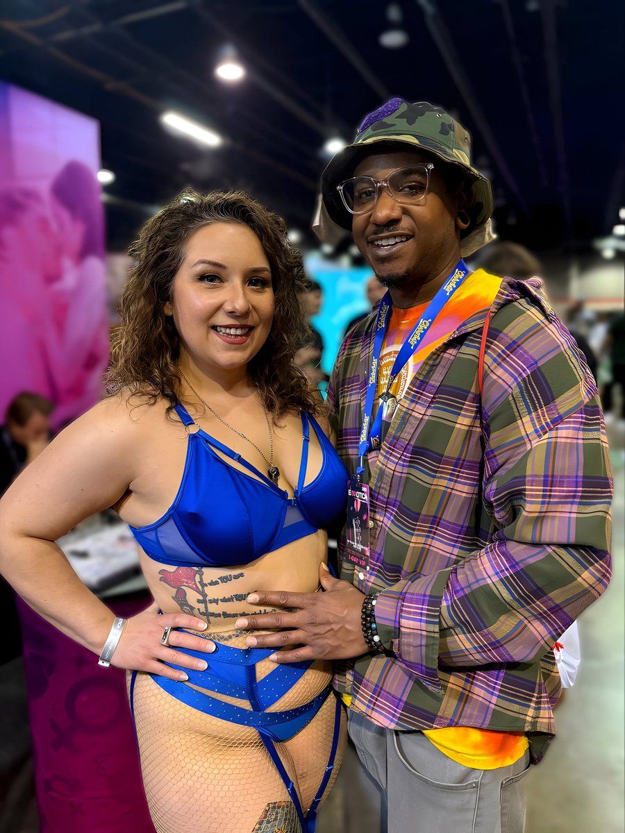 DonutDazeX's tweet photo. So I met @hoopsydaisychi outside of the Crown Plaza taking a smoke break with @marvelleeXXX. Hands down she's has some really nice feet! I'm definitely gonna have to plan a trip to the West Coast and work with Daisy Chi! A very beautiful woman and I enjoyed the time meeting you for the first time in Chicago for @exxxotica.